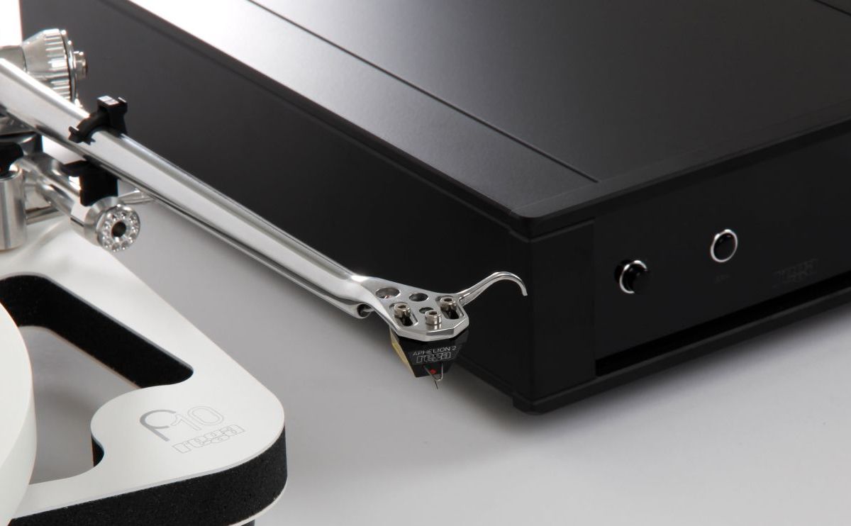 Rega Planar 10 turntable in White