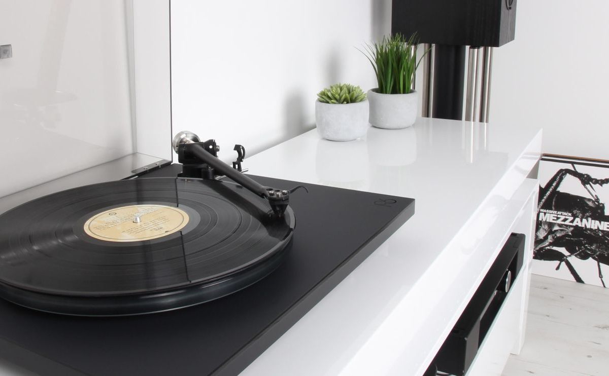 Rega Planar 6 turntable, official product view
